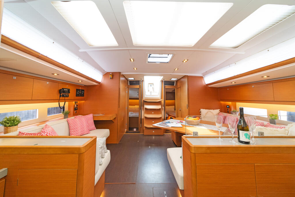 Sailing yacht 