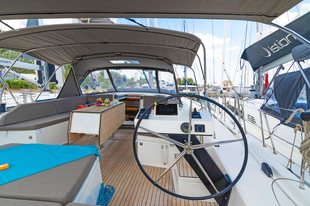 Sailing yacht 