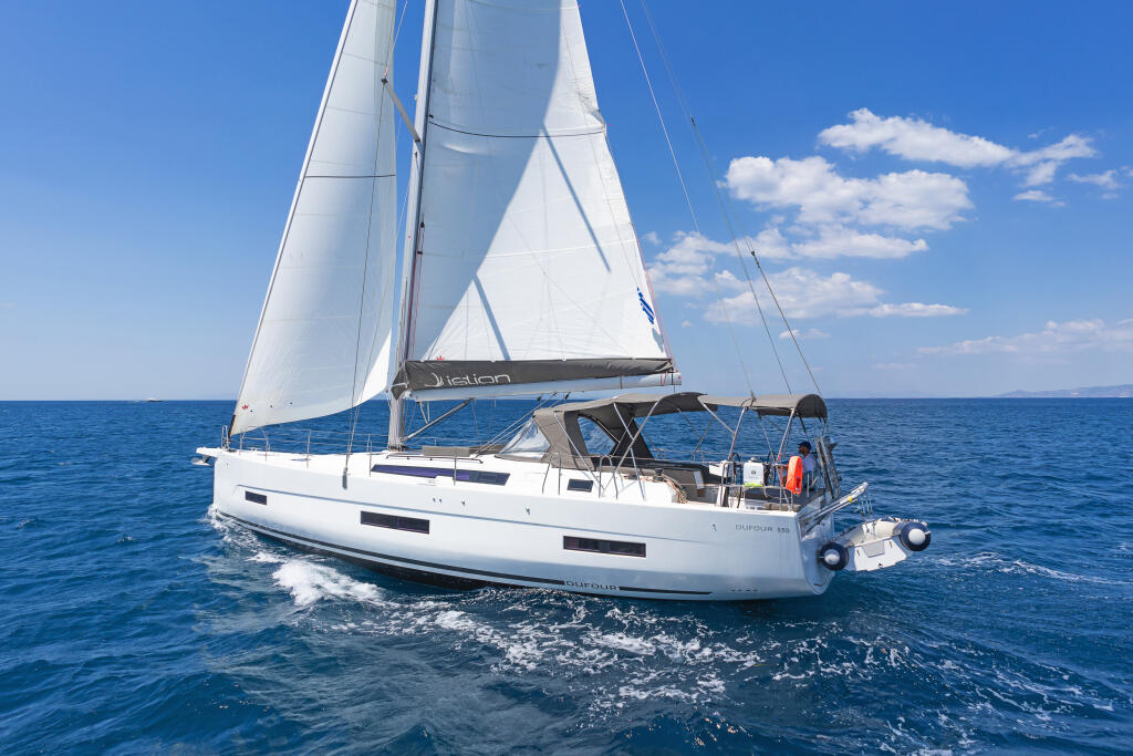 Sailing yacht 