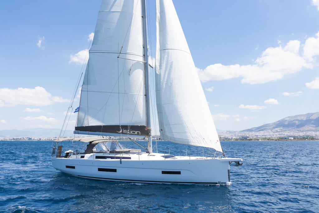 Sailing yacht 
