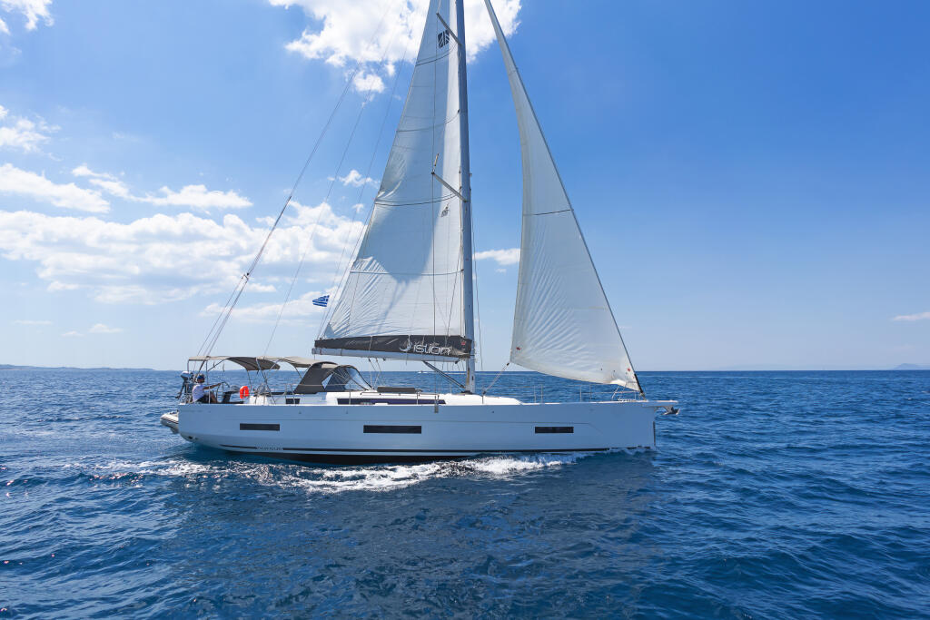 Sailing yacht 