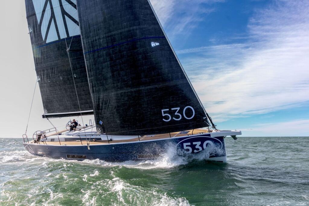 Sailing yacht 