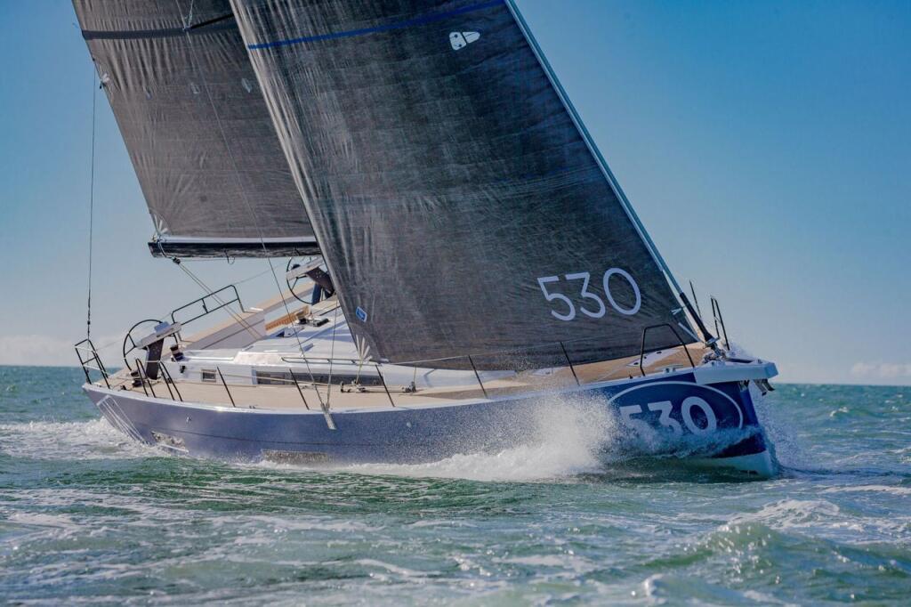 Sailing yacht 