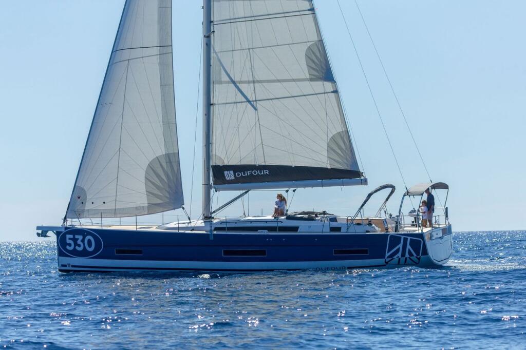 Sailing yacht 