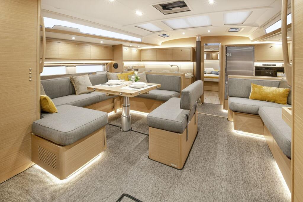 Sailing yacht 