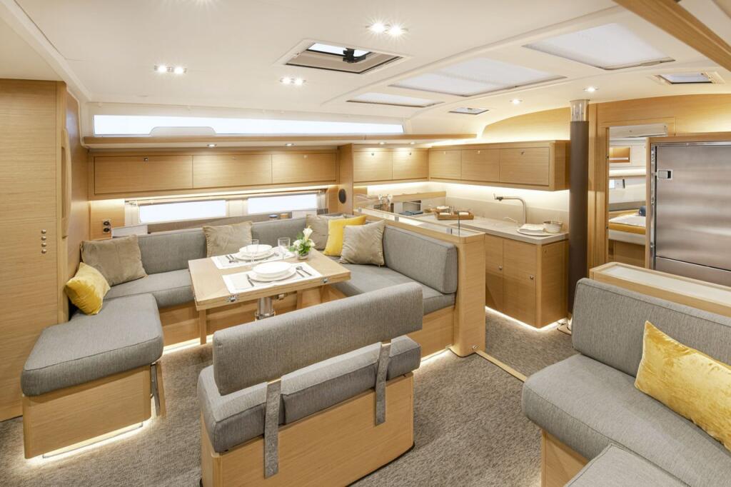 Sailing yacht 