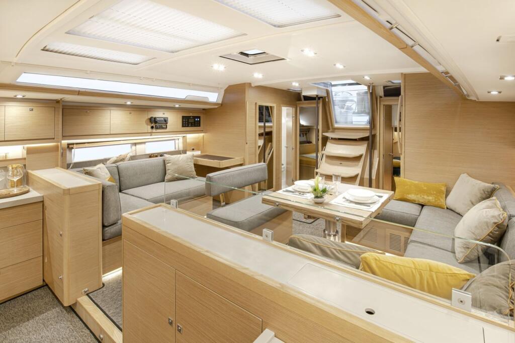 Sailing yacht 