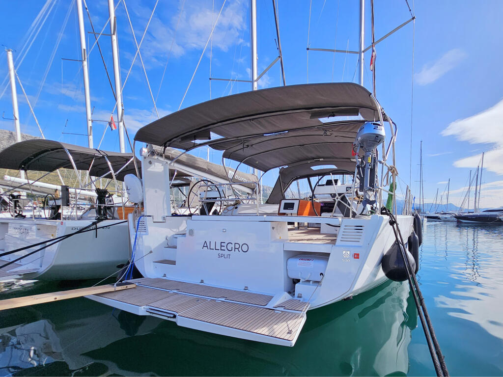Sailing yacht 