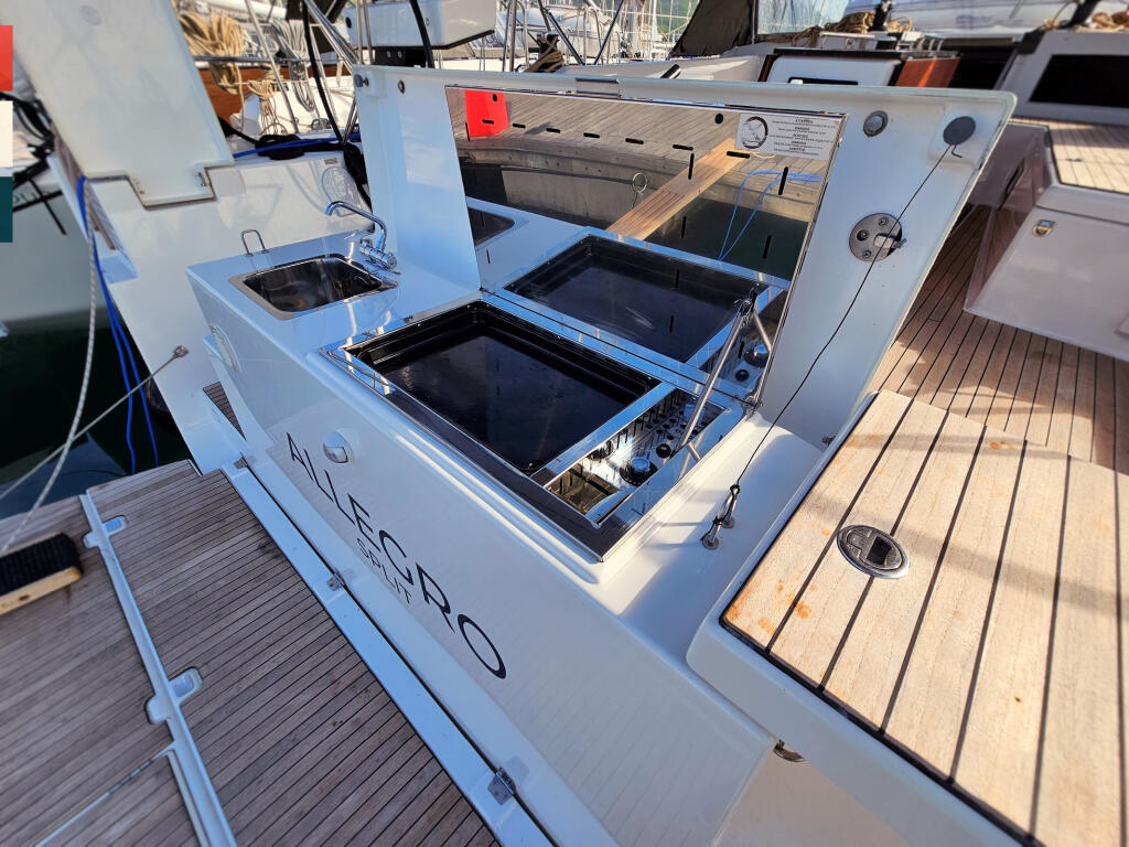 Sailing yacht 