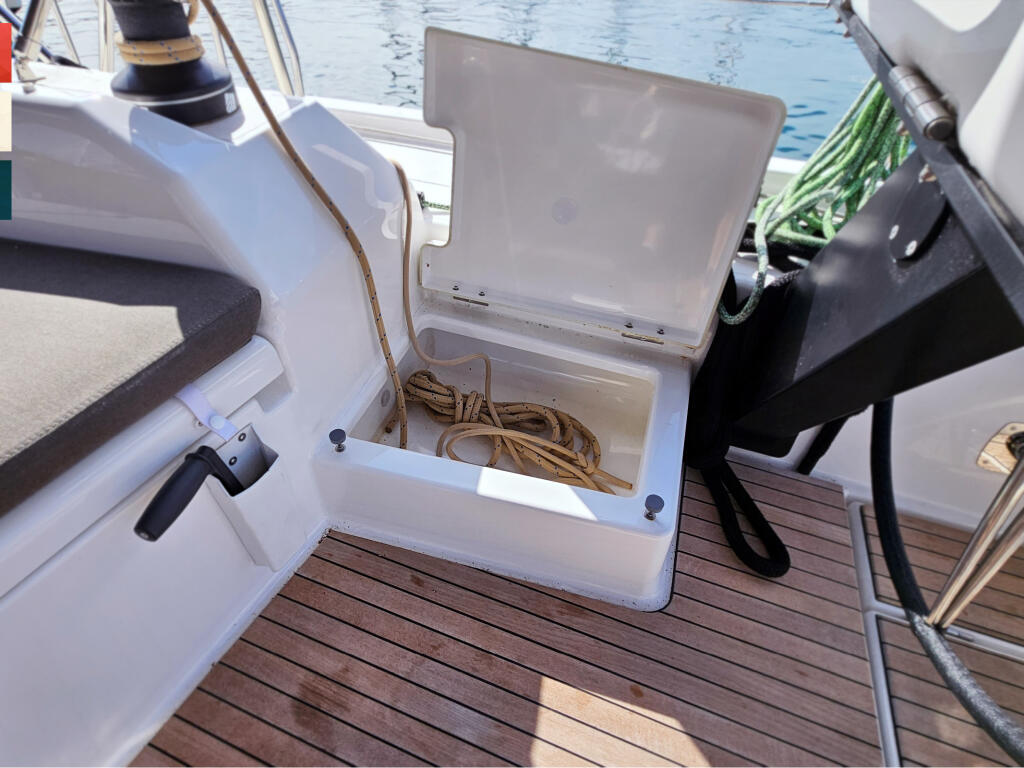 Sailing yacht 