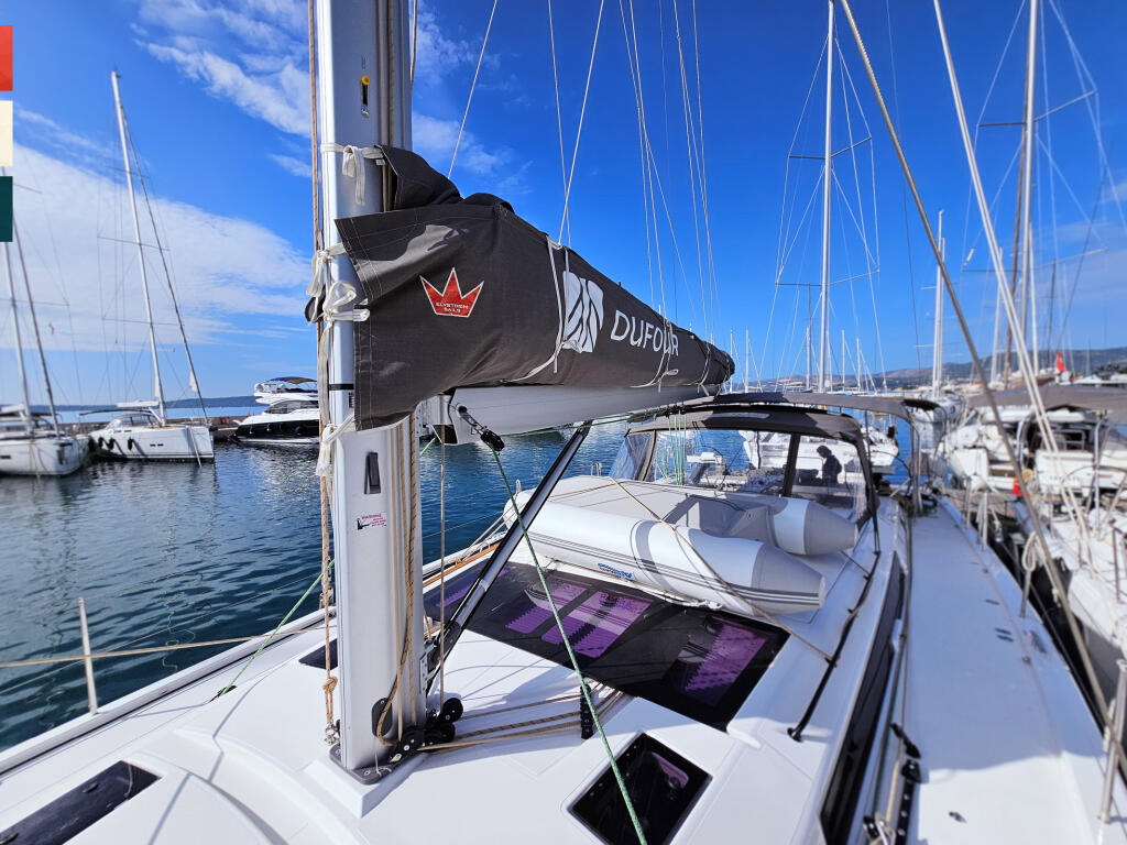 Sailing yacht 