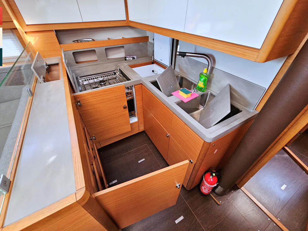 Sailing yacht 