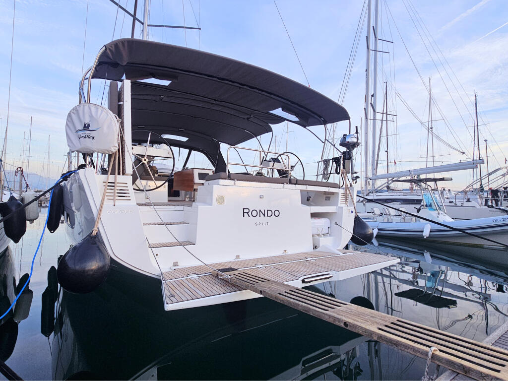 Sailing yacht 