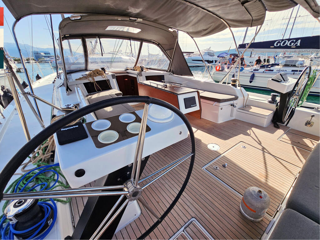 Sailing yacht 