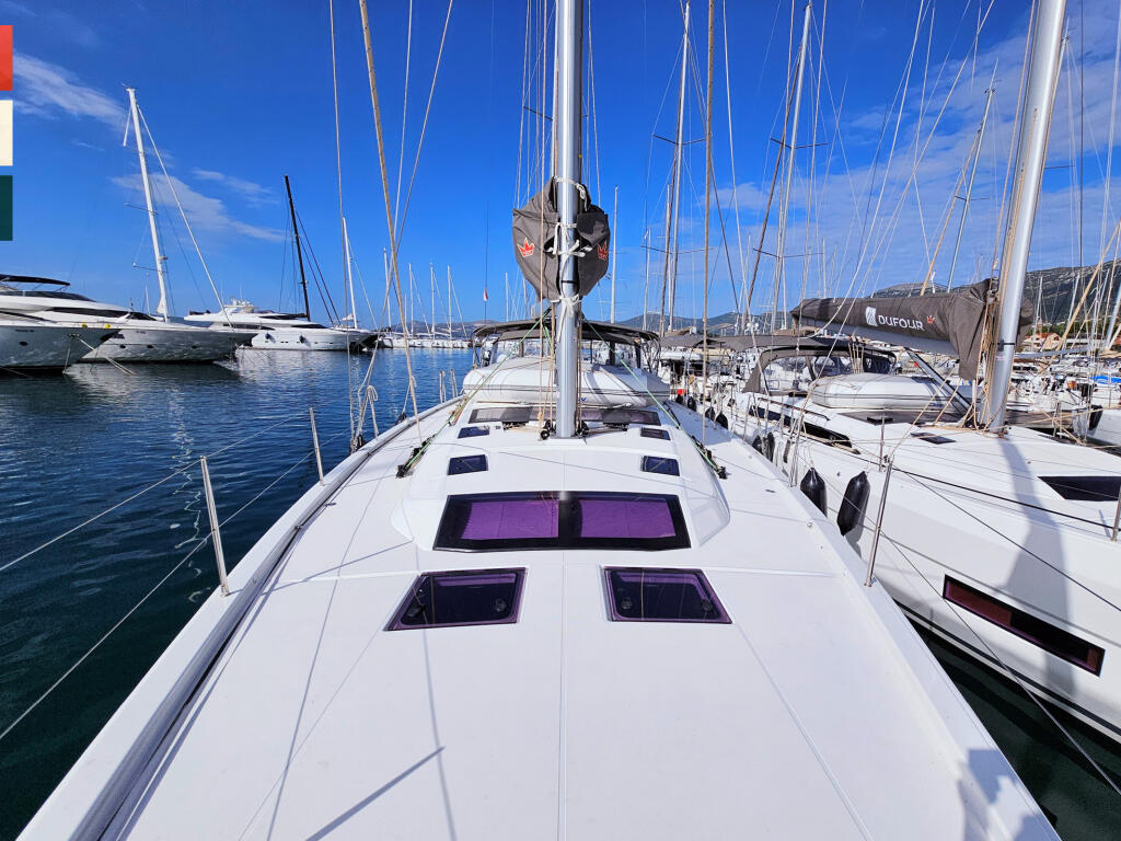 Sailing yacht 
