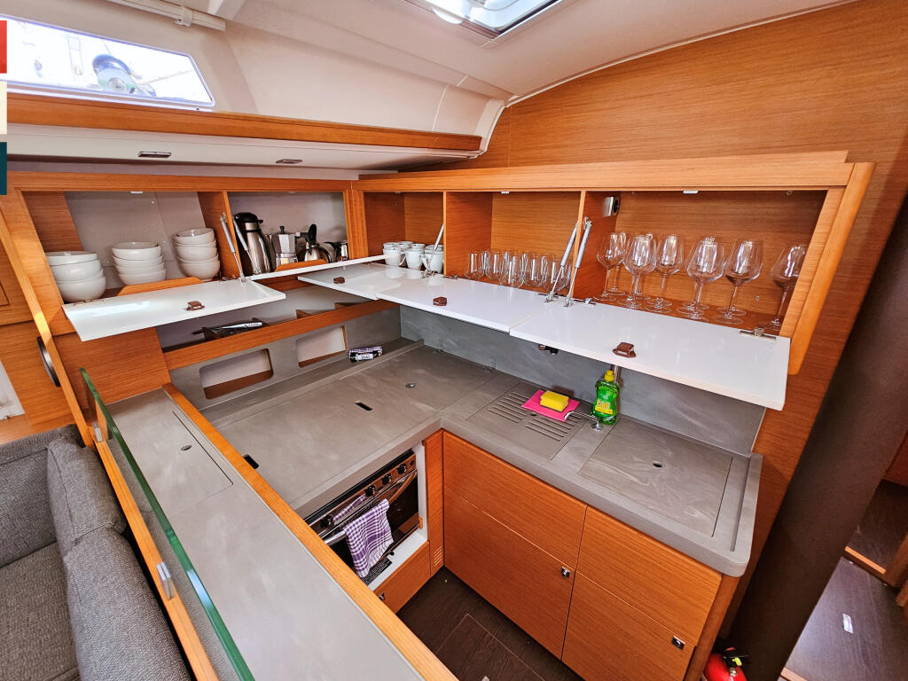 Sailing yacht 