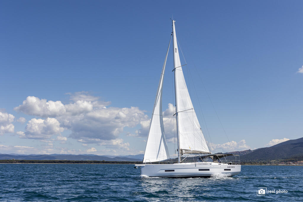 Sailing yacht 