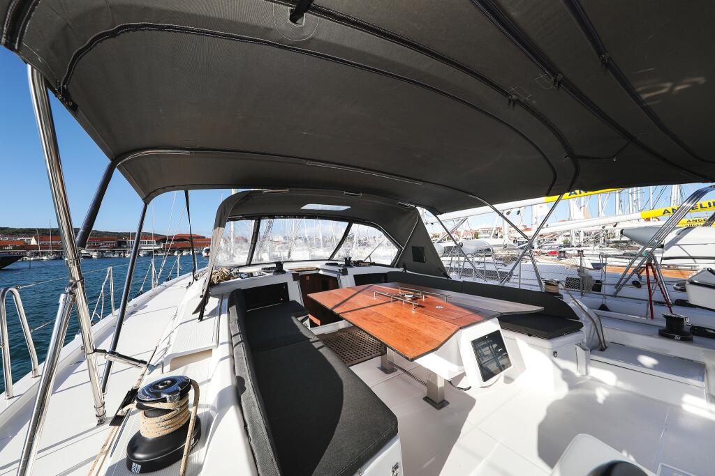 Sailing yacht 