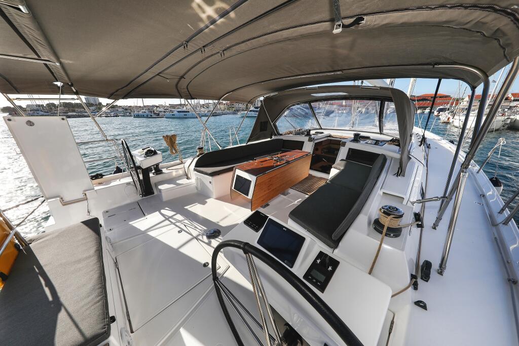 Sailing yacht 