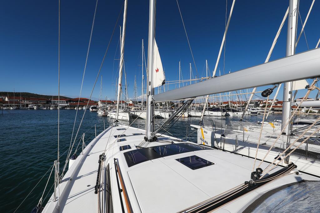 Sailing yacht 