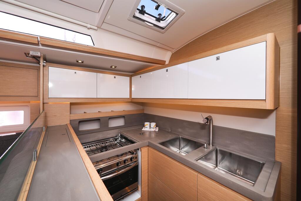 Sailing yacht 