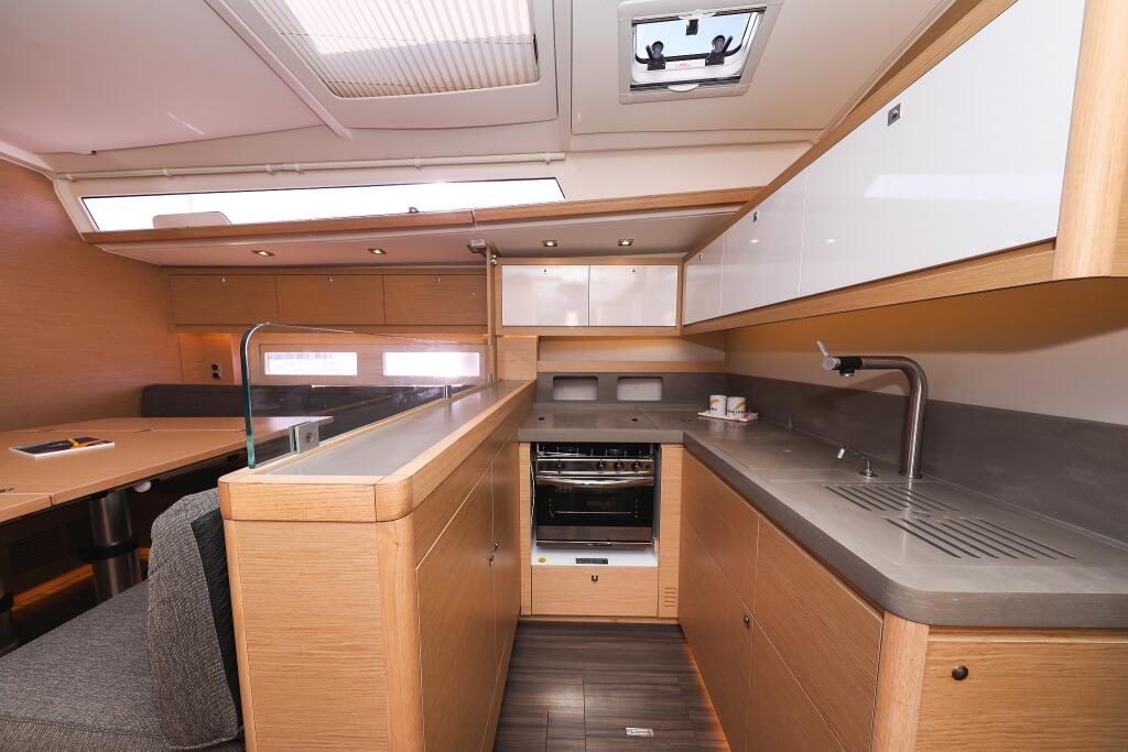 Sailing yacht 