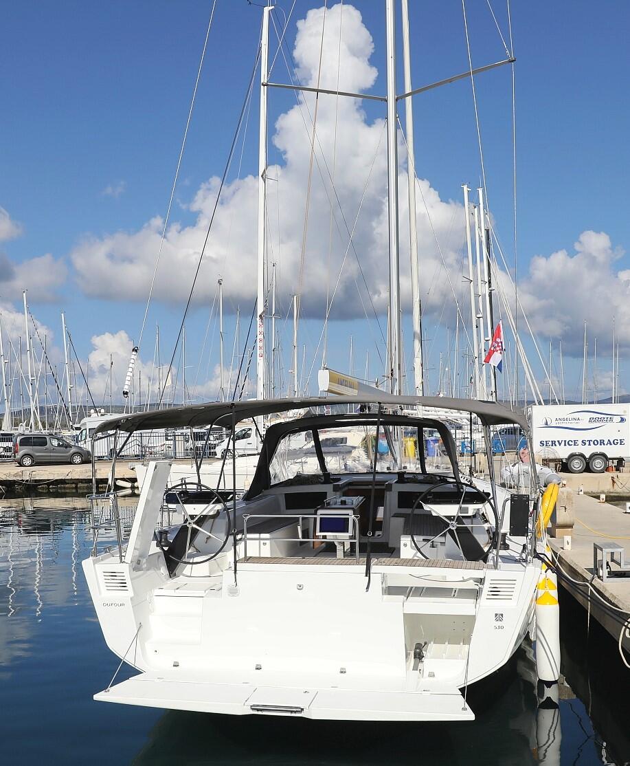 Sailing yacht 