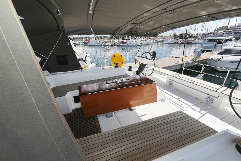 Sailing yacht 