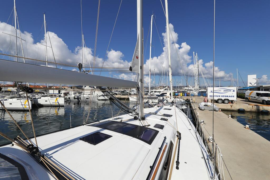 Sailing yacht 