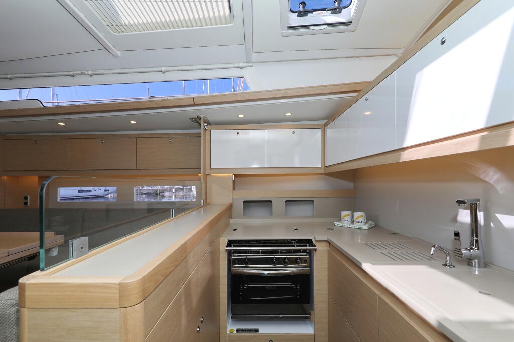 Sailing yacht 