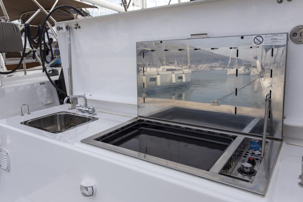 Sailing yacht 