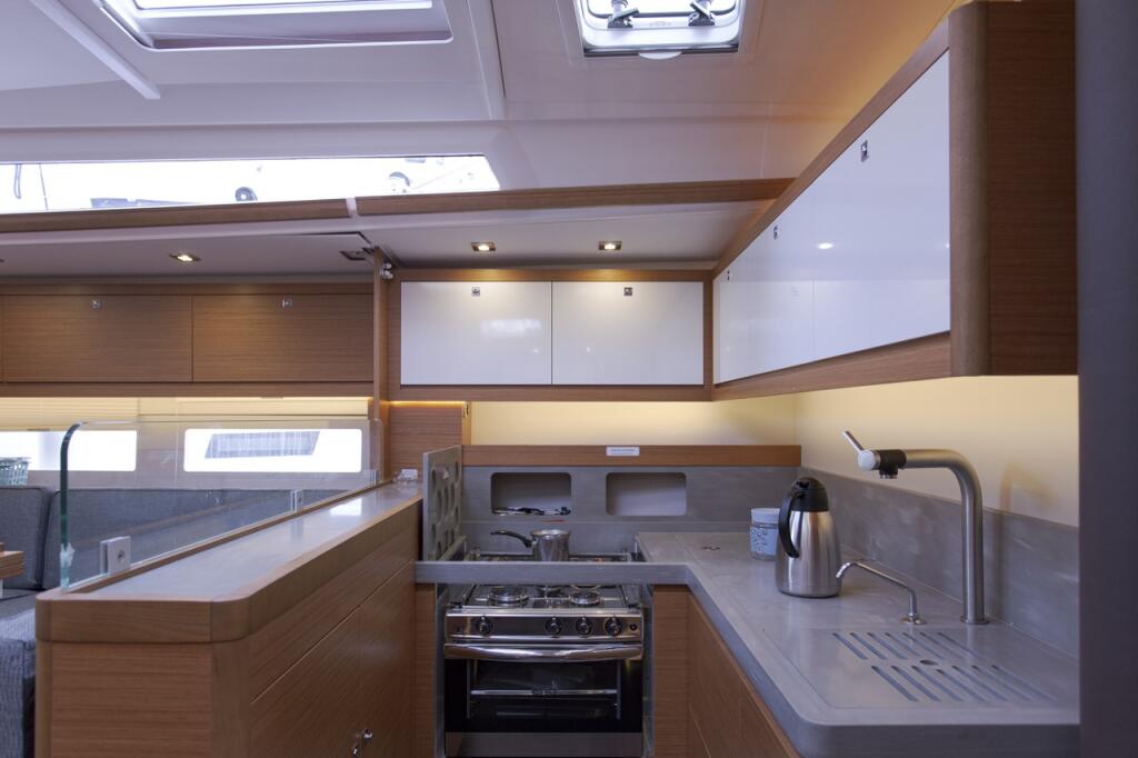 Sailing yacht 