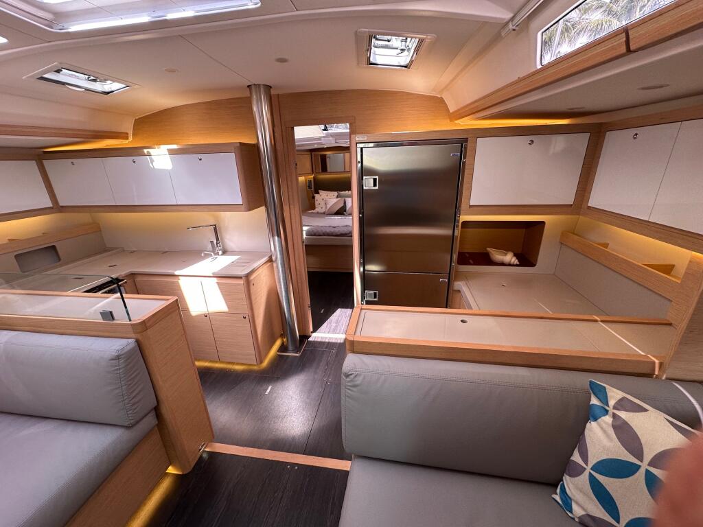 Sailing yacht 