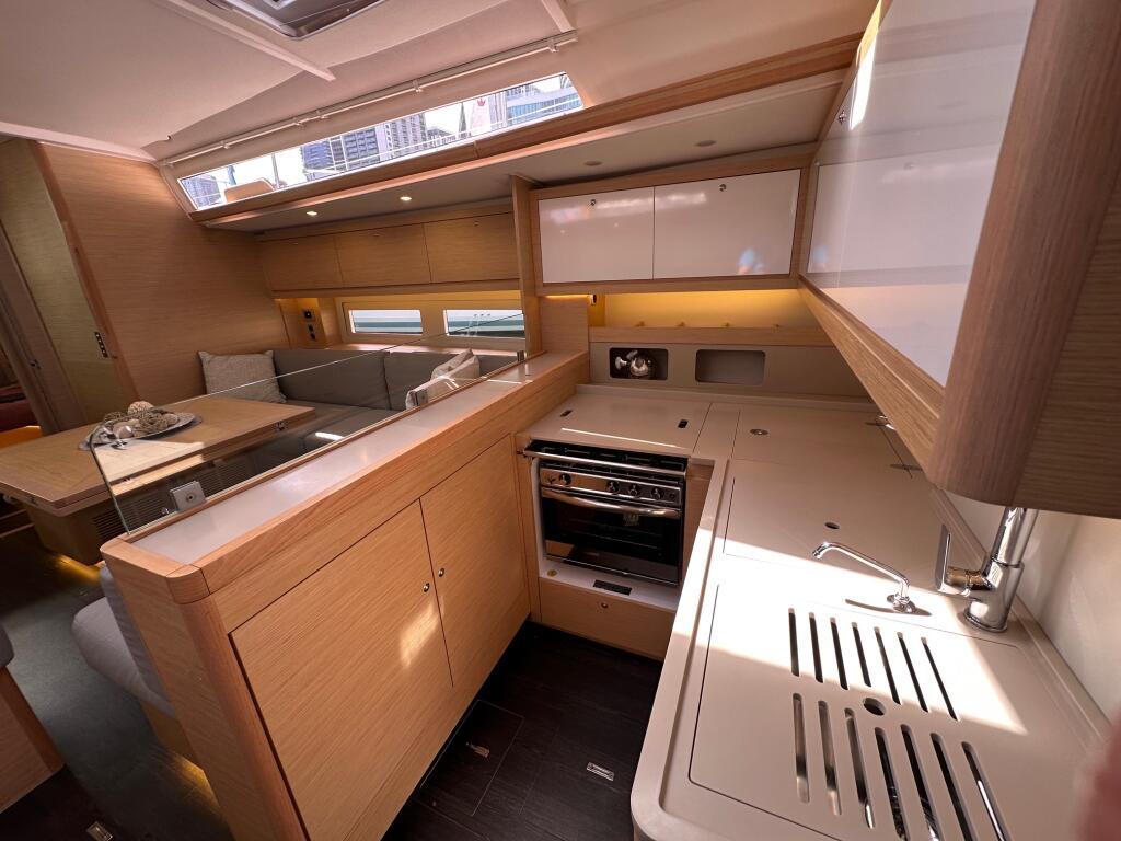 Sailing yacht 