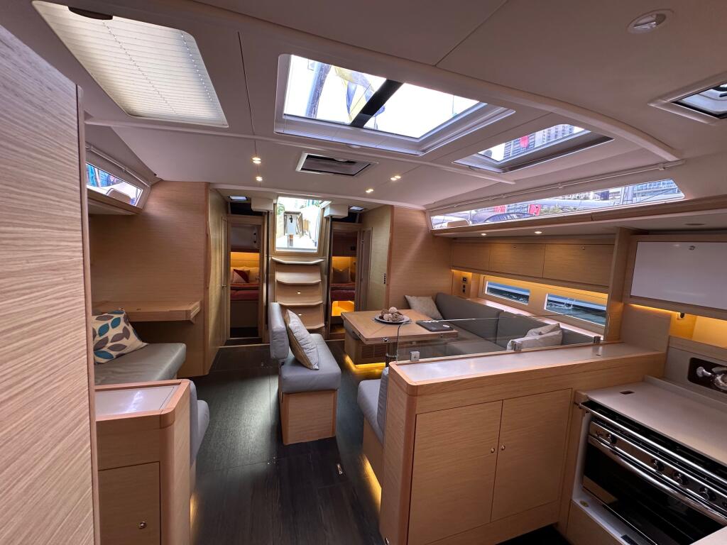 Sailing yacht 