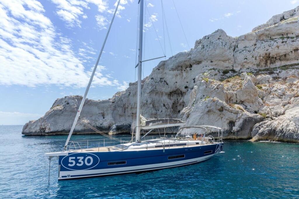 Sailing yacht 