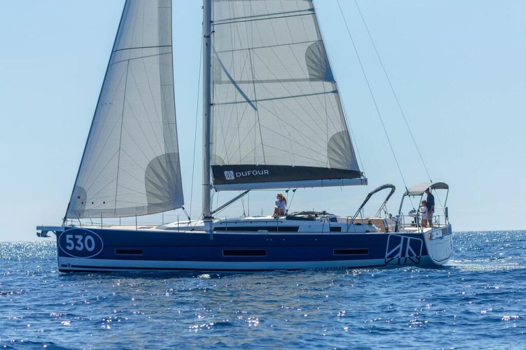 Sailing yacht 