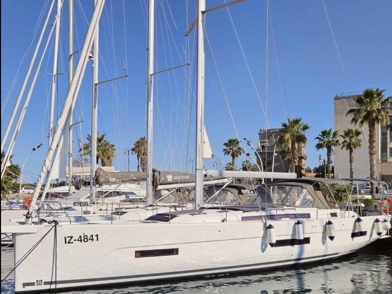 Sailing yacht 