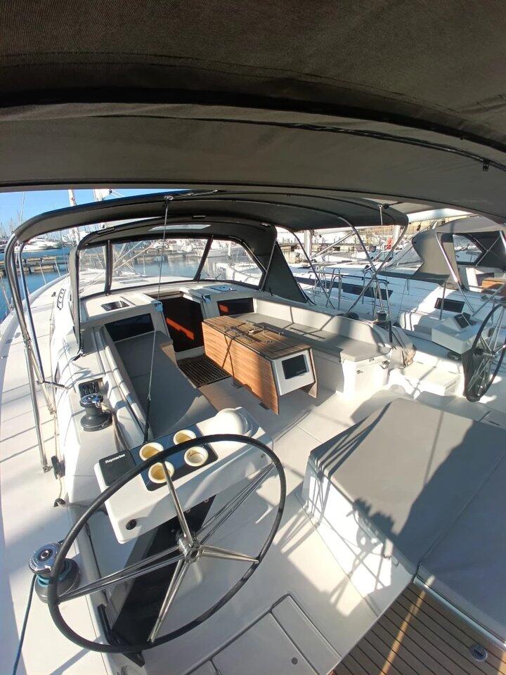 Sailing yacht 