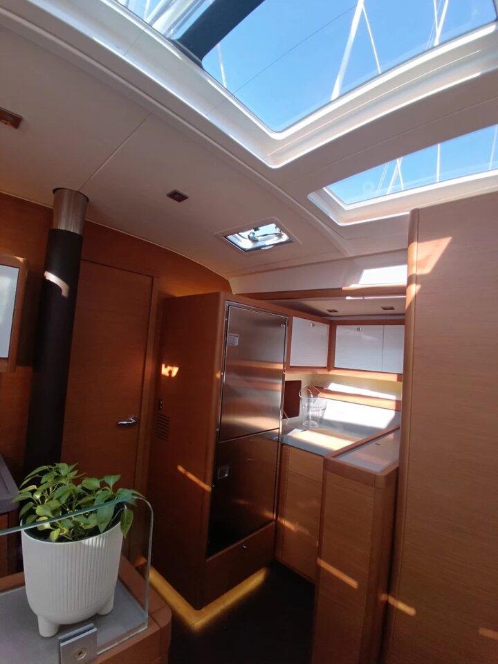 Sailing yacht 