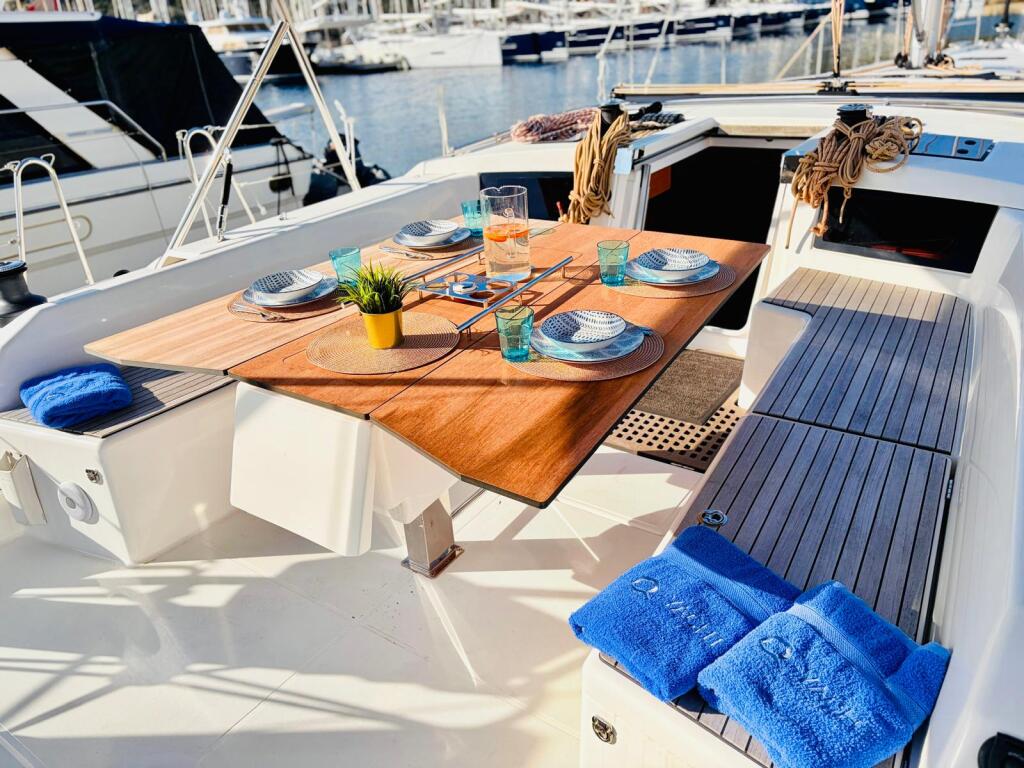 Sailing yacht 