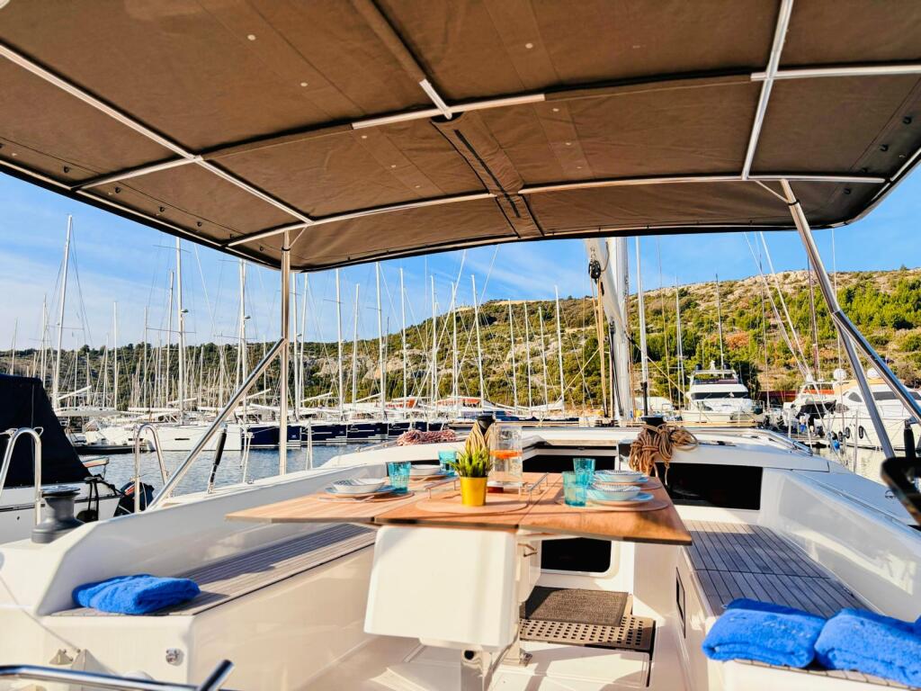 Sailing yacht 