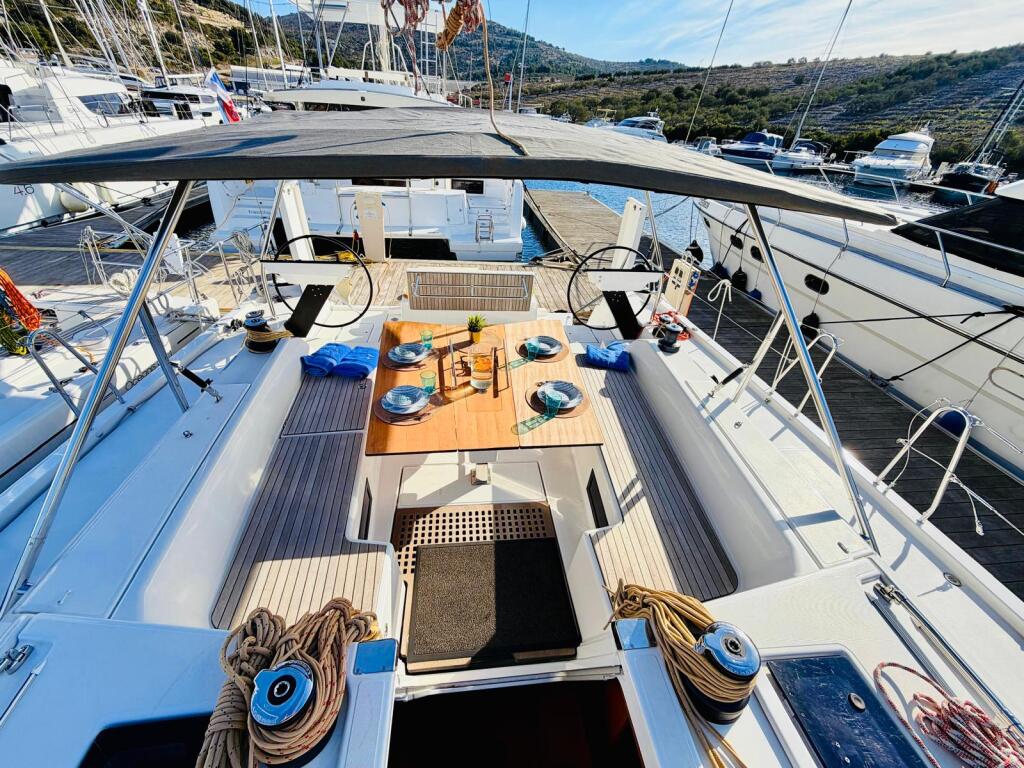 Sailing yacht 