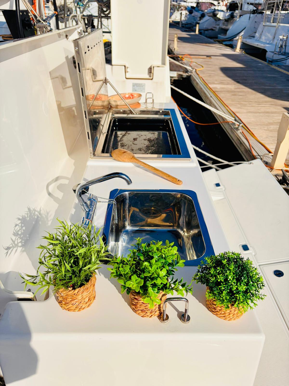 Sailing yacht 