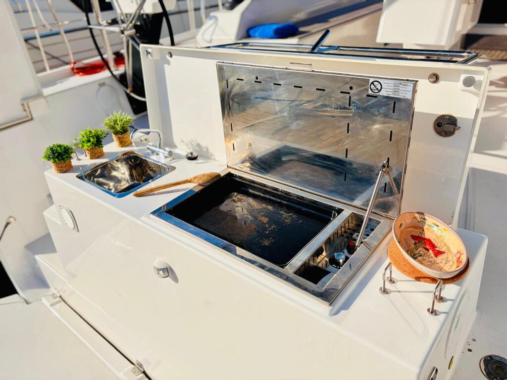 Sailing yacht 
