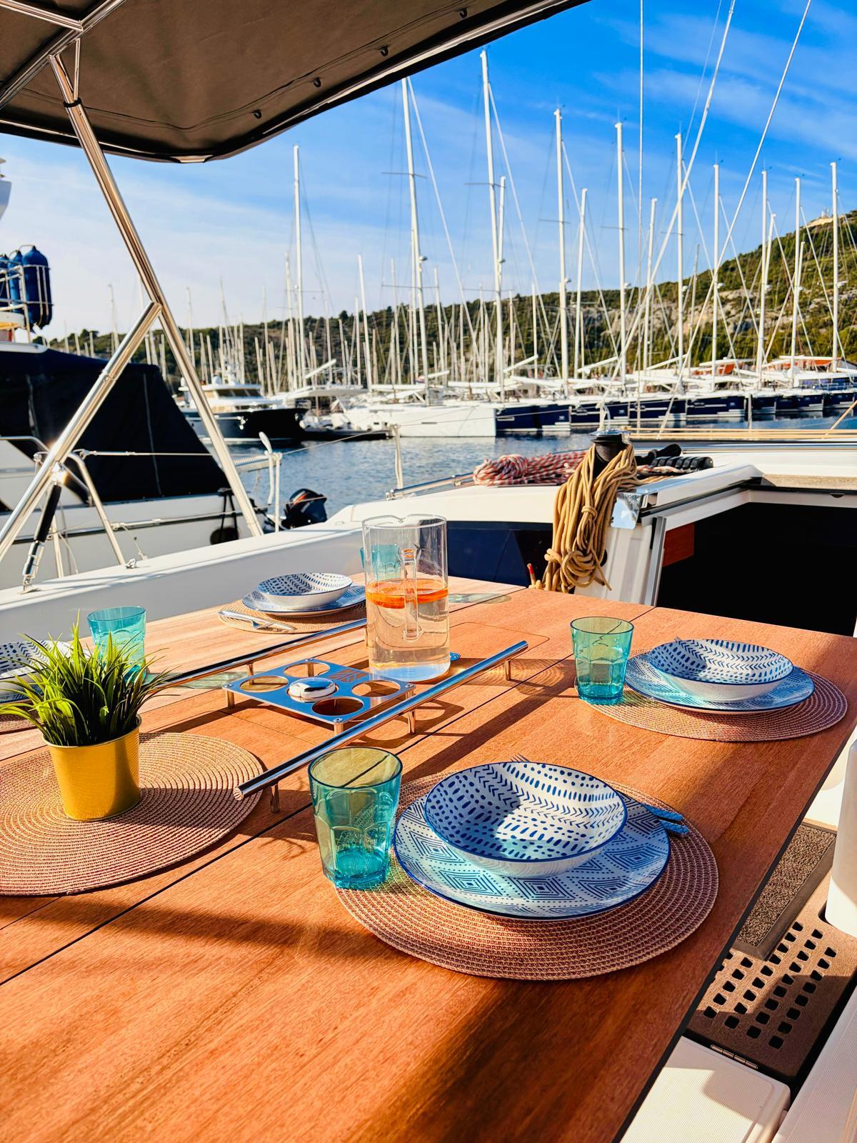 Sailing yacht 