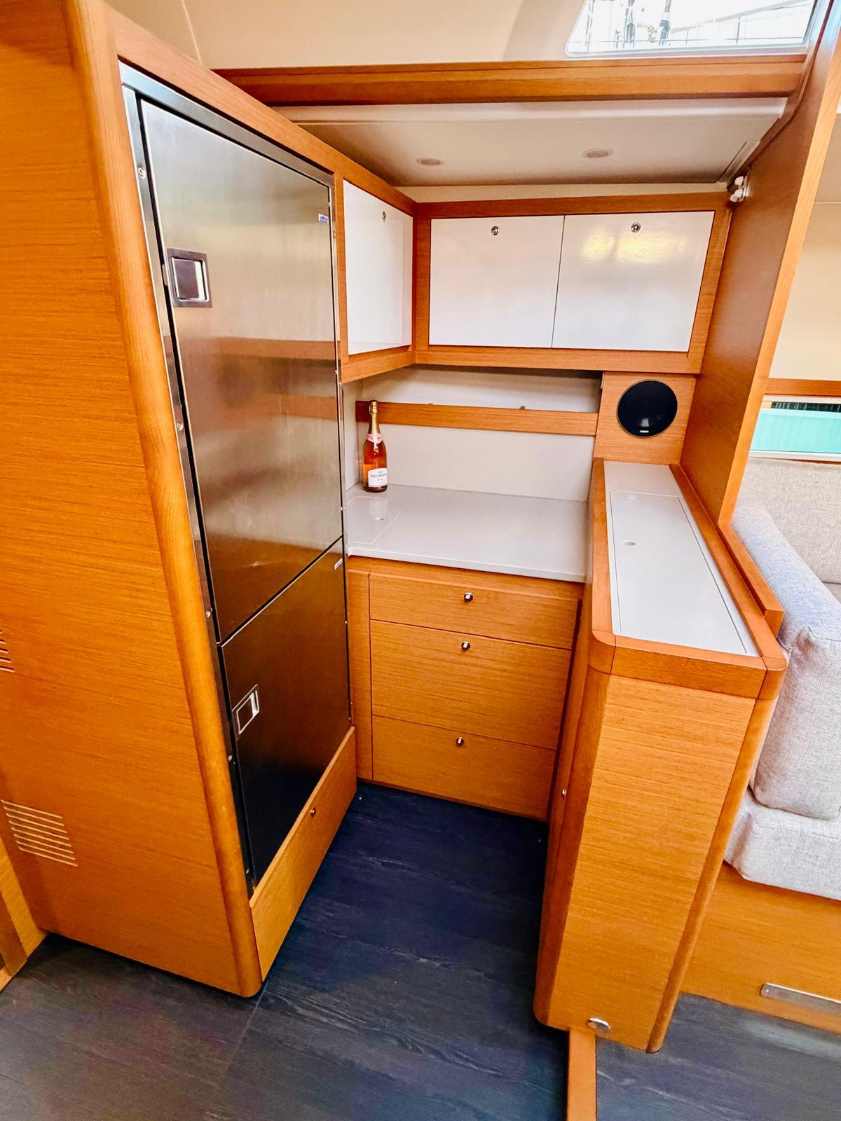 Sailing yacht 