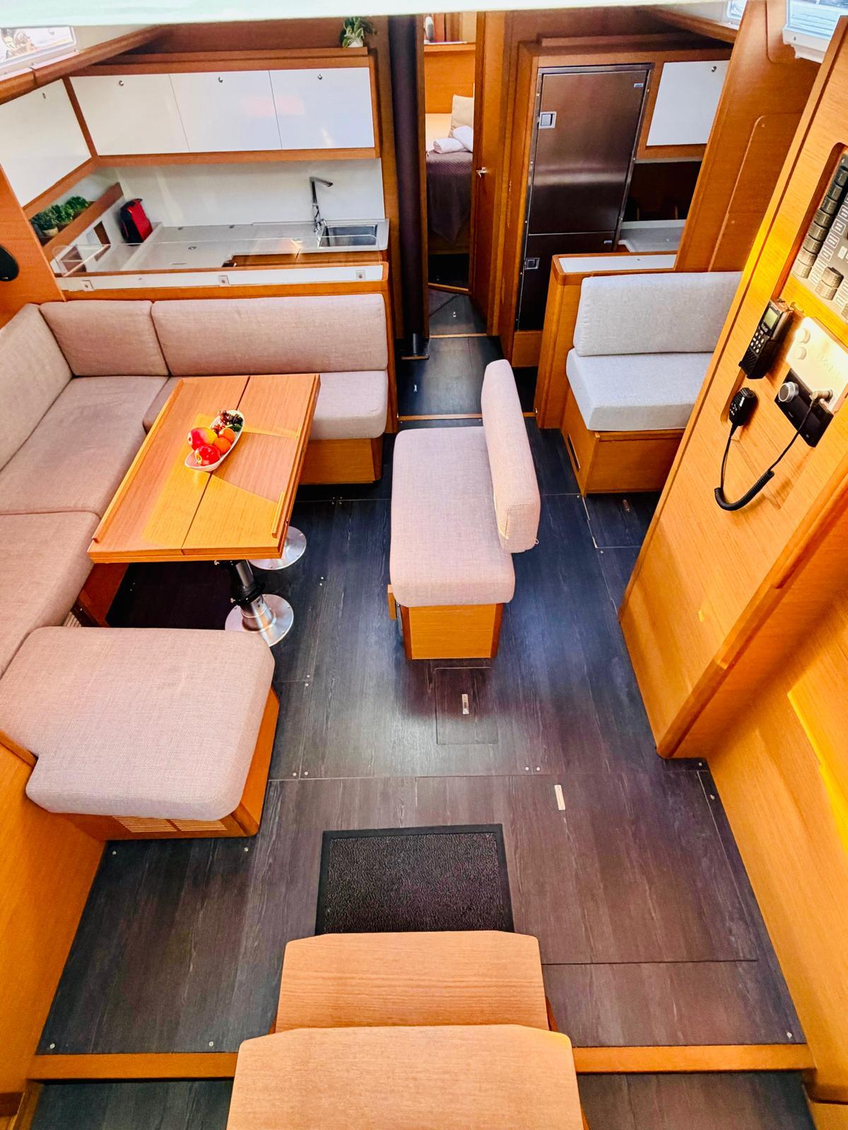 Sailing yacht 