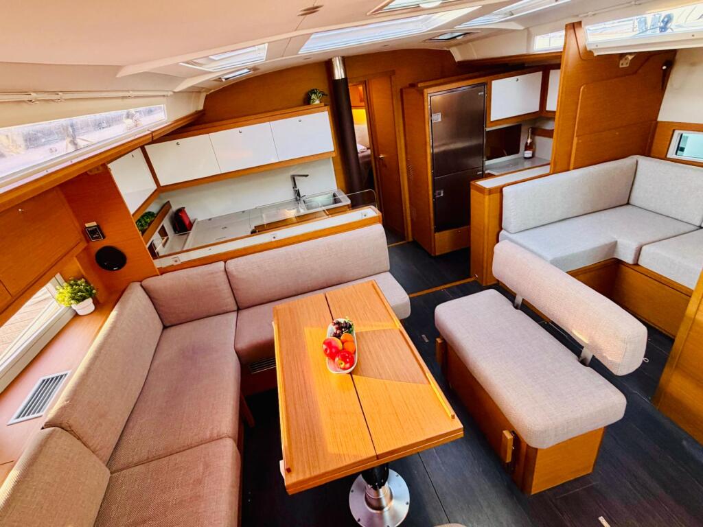 Sailing yacht 