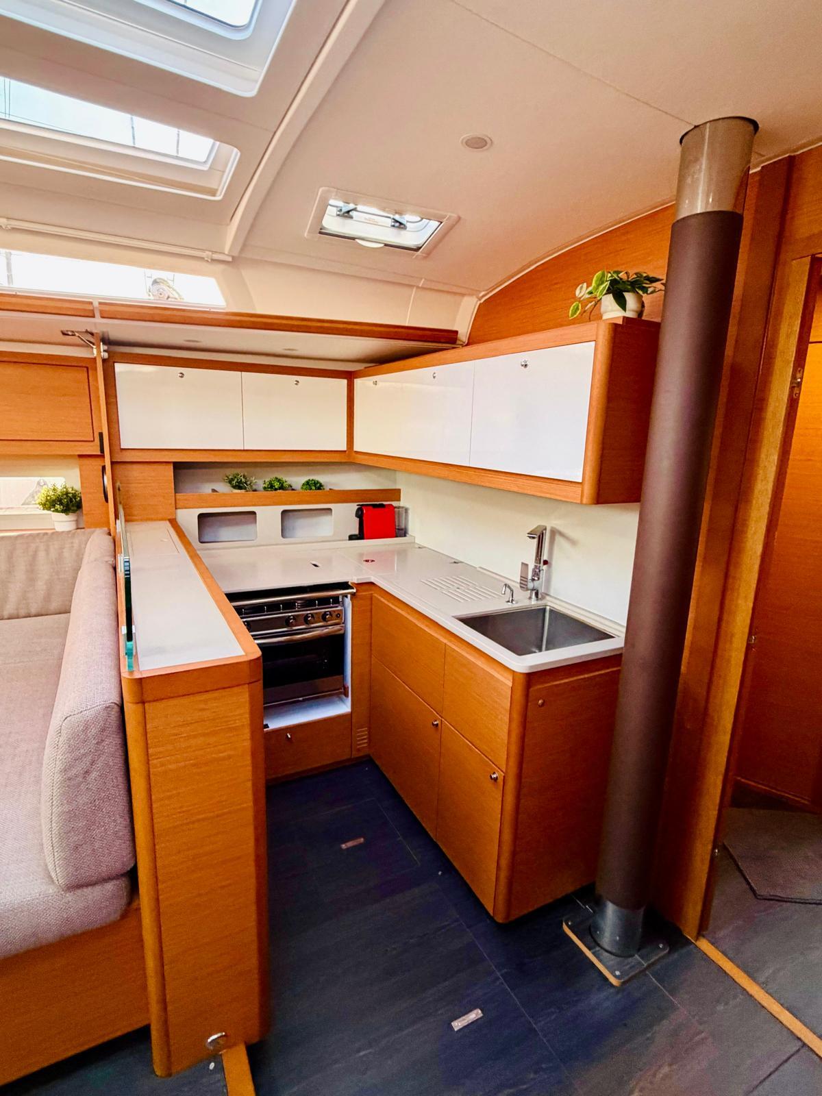 Sailing yacht 